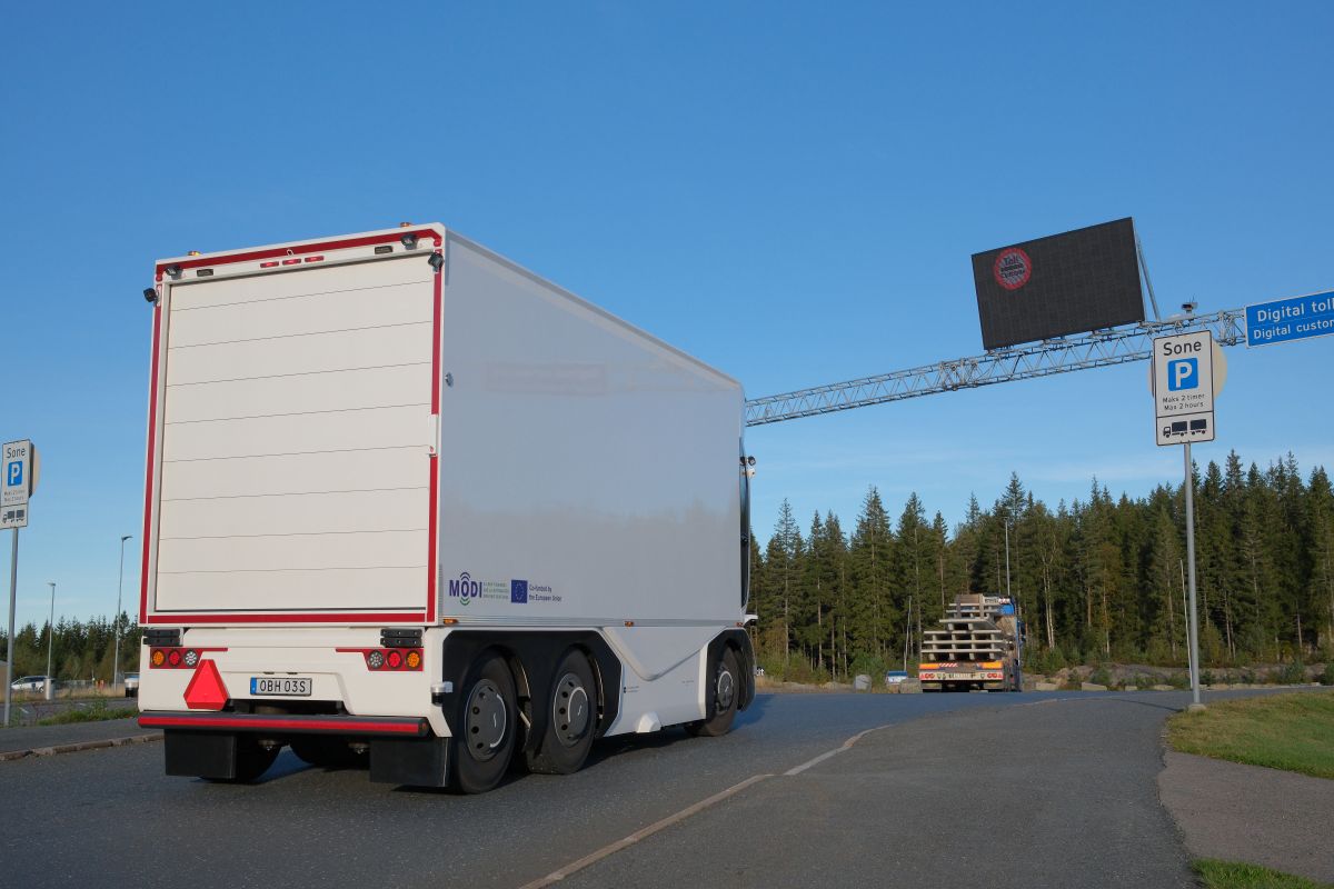 Lastebil uten sjåfør passerte grensa fra Sverige til Norge