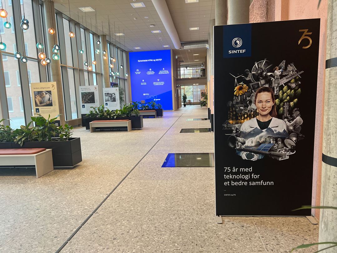 Inngangsparti i Energibygget, med jubileumsutstillingen - bilde