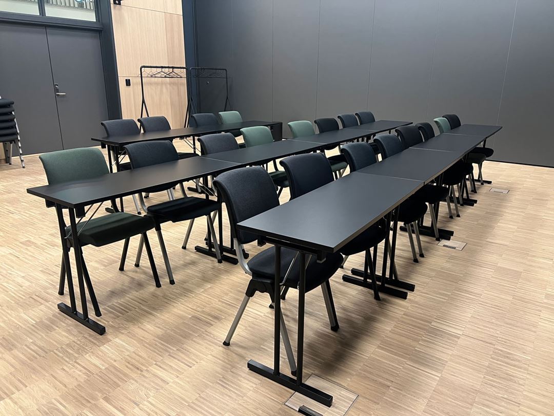 Stolene i konferansearelaet har ulike farger