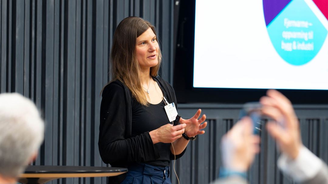 Hanne Kauko, seniorforsker i SINTEF, forklarte hvordan overskuddsvarme kan fanges og utnyttes.