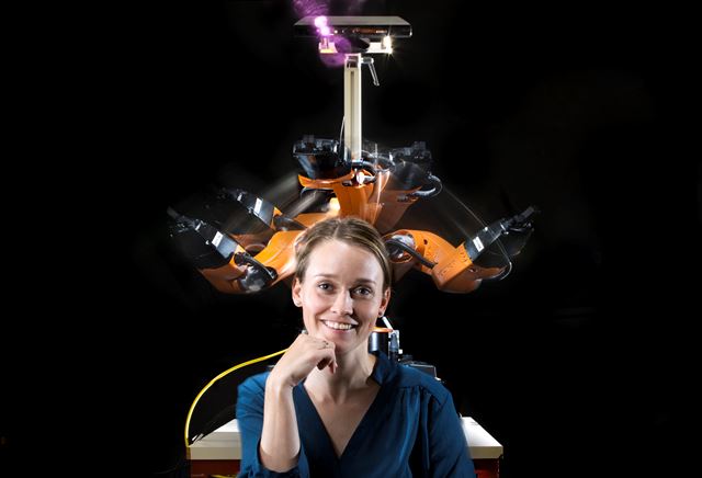 Vi har koblet en sensor til roboten slikk at den &quot;ser&quot;, sier forsker Marianne Bakken i SINTEF, Her danser den rundt hodet til forskeren uten å røre så mye som et hårstrå. FOTO: WERNER JUVIK
